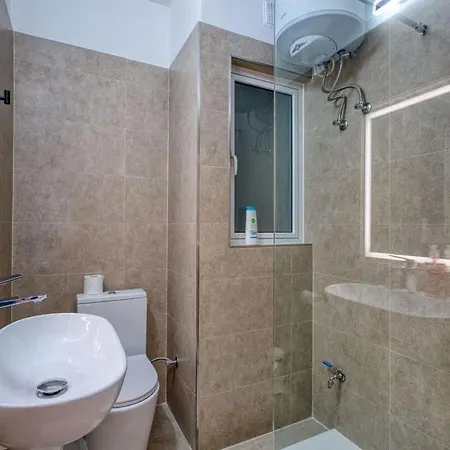 Modern 2Br Apartment, Sleeps 5 Near Stunning Bay *